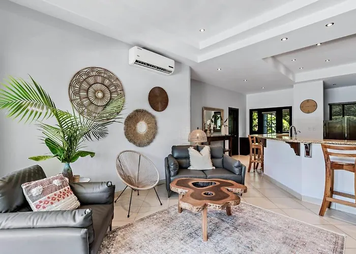 Stylish With Chic Decor, Luxury Amenities & Tropical Outdoor Oasis With Sparkling Private Pool Сasa de vacaciones *