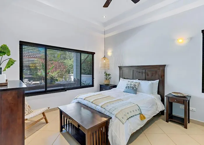 Сasa de vacaciones Stylish With Chic Decor, Luxury Amenities & Tropical Outdoor Oasis With Sparkling Private Pool