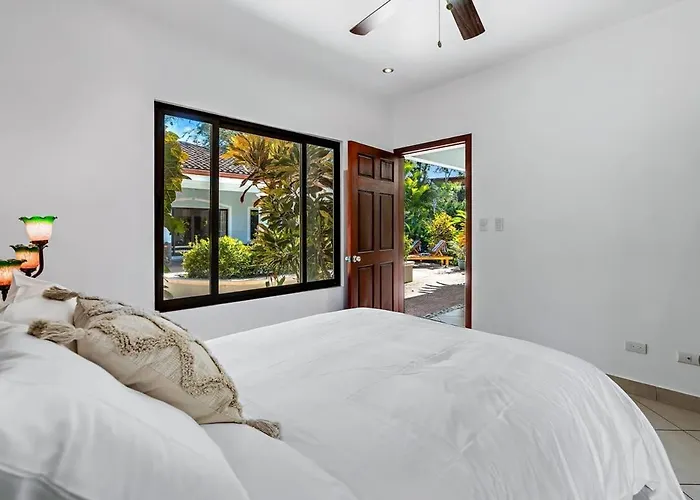 Stylish With Chic Decor, Luxury Amenities & Tropical Outdoor Oasis With Sparkling Private Pool Сasa de vacaciones
