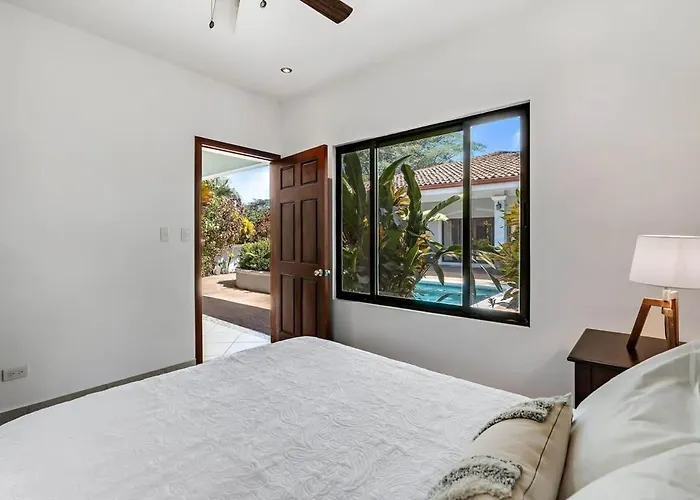Сasa de vacaciones Stylish With Chic Decor, Luxury Amenities & Tropical Outdoor Oasis With Sparkling Private Pool *