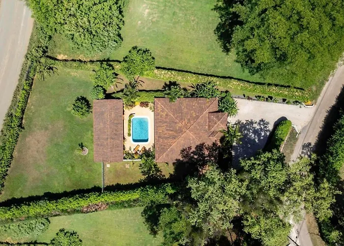 Stylish With Chic Decor, Luxury Amenities & Tropical Outdoor Oasis With Sparkling Private Pool *