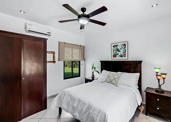 Stylish With Chic Decor, Luxury Amenities & Tropical Outdoor Oasis With Sparkling Private Pool