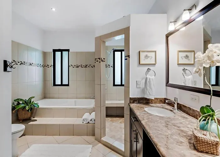 Stylish With Chic Decor, Luxury Amenities & Tropical Outdoor Oasis With Sparkling Private Pool Сasa de vacaciones