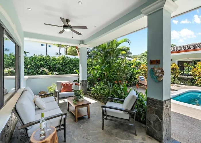 Stylish With Chic Decor, Luxury Amenities & Tropical Outdoor Oasis With Sparkling Private Pool *