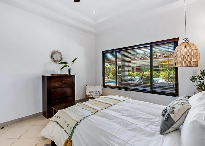 Stylish With Chic Decor, Luxury Amenities & Tropical Outdoor Oasis With Sparkling Private Pool