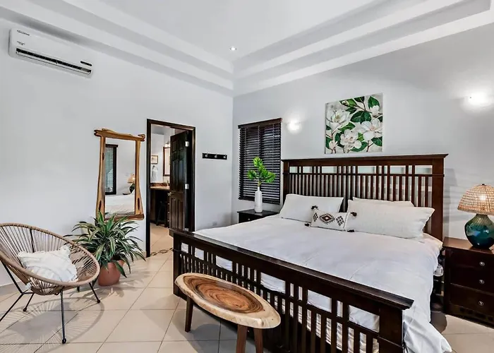 Stylish With Chic Decor, Luxury Amenities & Tropical Outdoor Oasis With Sparkling Private Pool Сasa de vacaciones