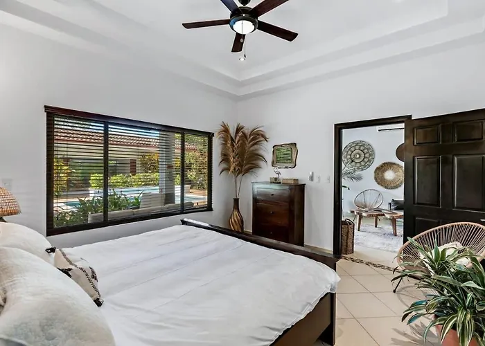 Сasa de vacaciones Stylish With Chic Decor, Luxury Amenities & Tropical Outdoor Oasis With Sparkling Private Pool *