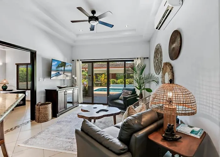 Stylish With Chic Decor, Luxury Amenities & Tropical Outdoor Oasis With Sparkling Private Pool *