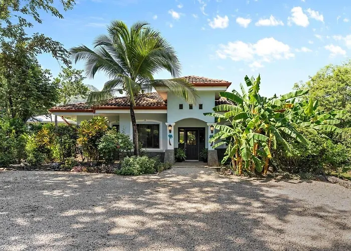 Stylish With Chic Decor, Luxury Amenities & Tropical Outdoor Oasis With Sparkling Private Pool