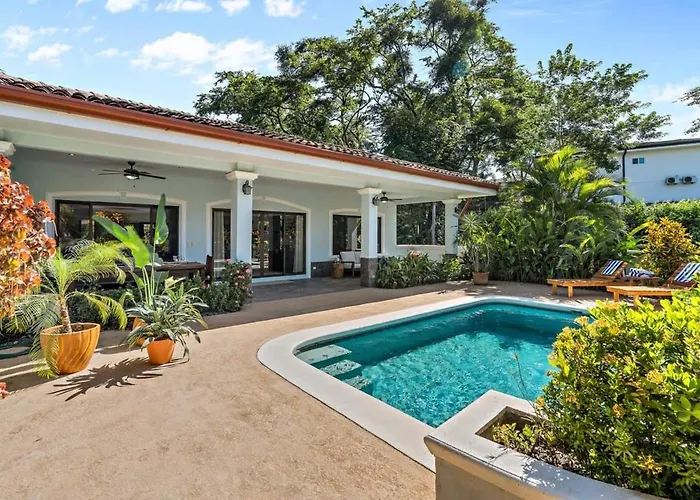 Сasa de vacaciones Stylish With Chic Decor, Luxury Amenities & Tropical Outdoor Oasis With Sparkling Private Pool *