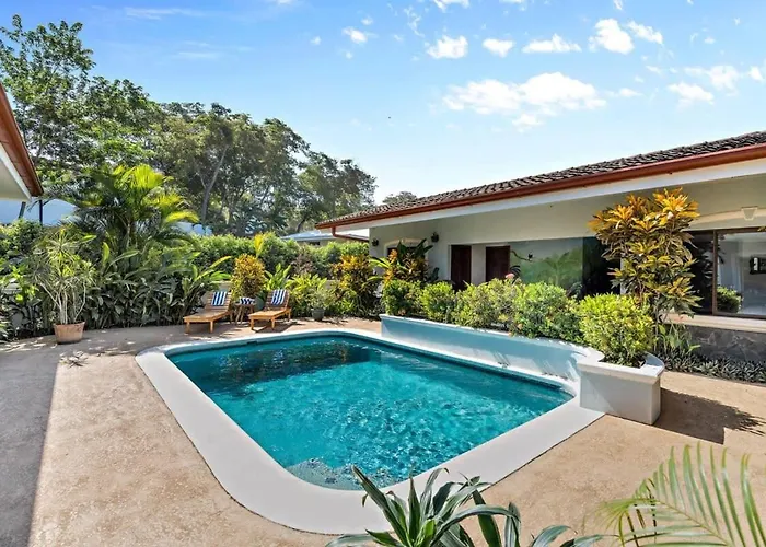 Stylish With Chic Decor, Luxury Amenities & Tropical Outdoor Oasis With Sparkling Private Pool Сasa de vacaciones